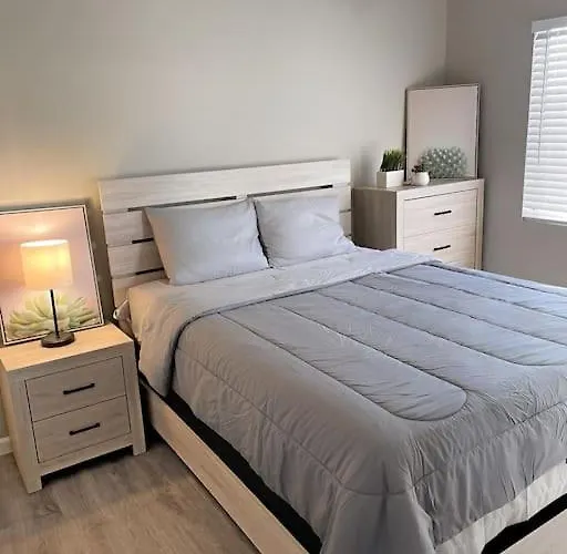 Cheerful & Relaxing 5 Location Pool Parking Holiday home *