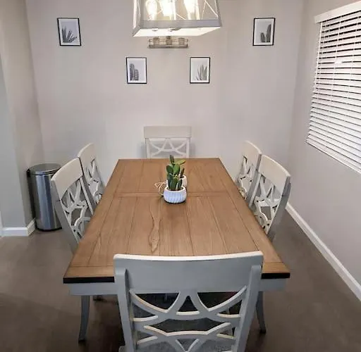 Cheerful & Relaxing 5 Location Pool Parking Holiday home