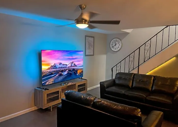 Cheerful & Relaxing 5 Location Pool Parking Holiday home *
